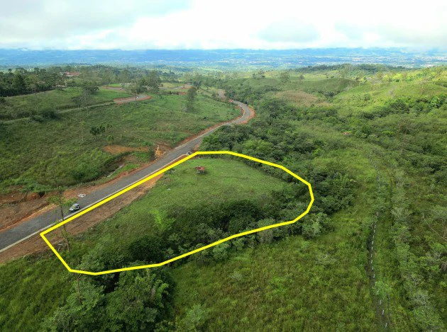 Lote 46 RISE: BEAUTIFUL 1.37-ACRE LOT WITH CREEK FOR SALE IN THE HEART OF THE RESIDENCIAL RISE, SANTA ELENA - Gallery image 2