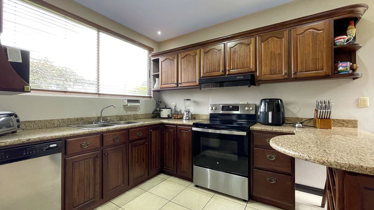 House for sale with large lots Grecia- San Isidro - Gallery image 4