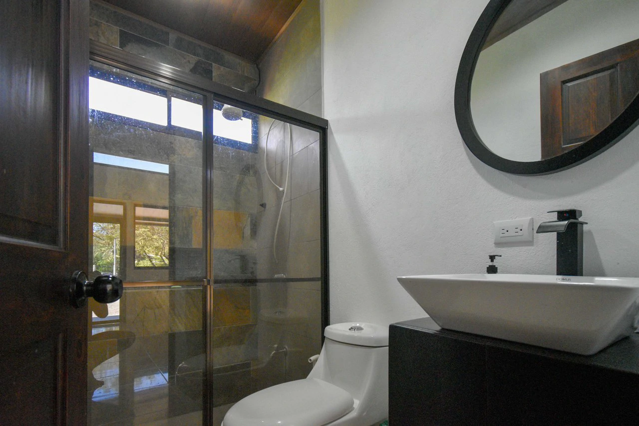 Home and Rental Apartment in Quiet Neighborhood - Gallery image 10
