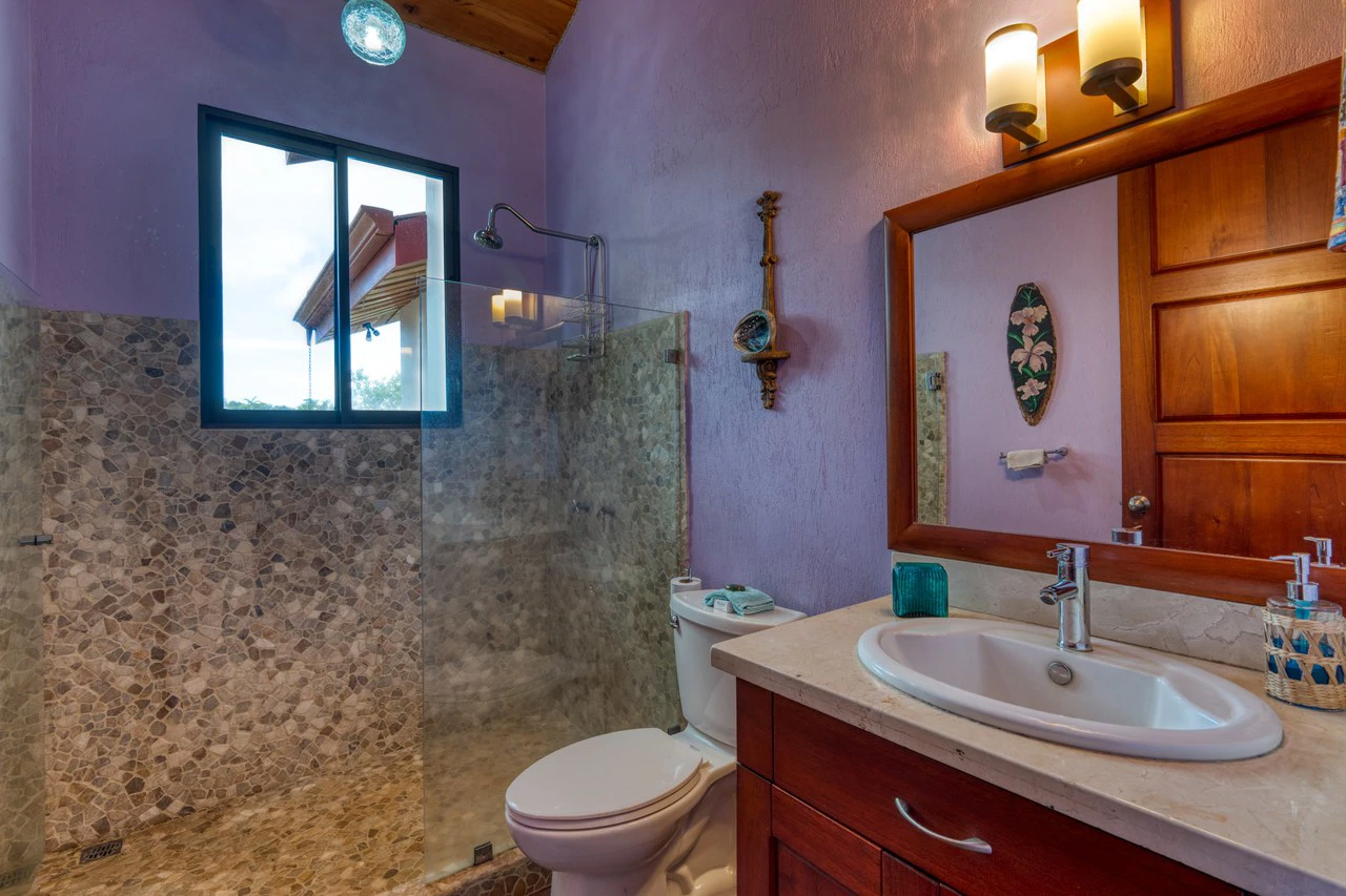 5 Bedroom Mountain Retreat Minutes from the Beach Platanillo Costa Rica - Gallery image 35