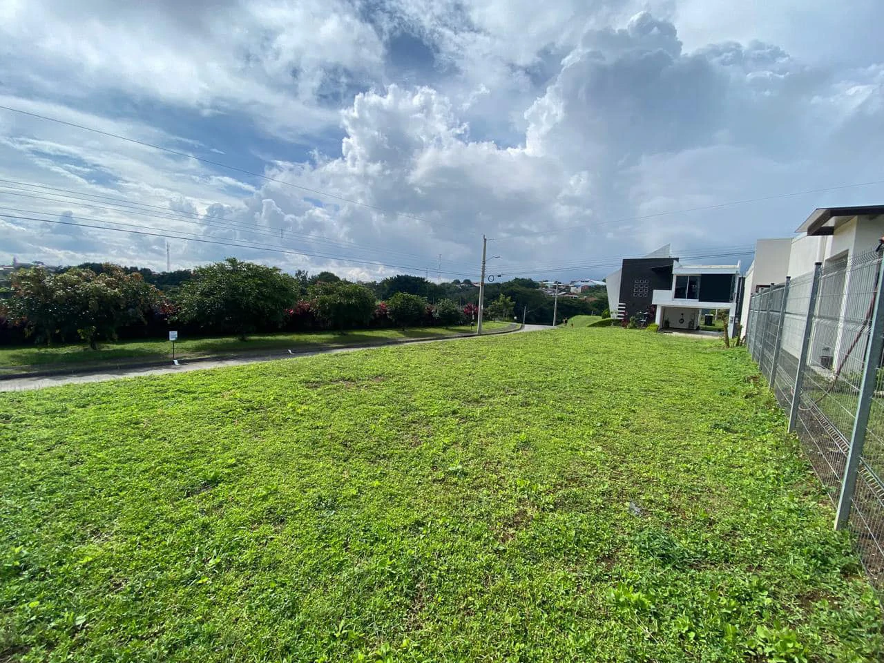 Exclusive Condominium Lot in Grecia: Security & Ideal Location - Gallery image 2