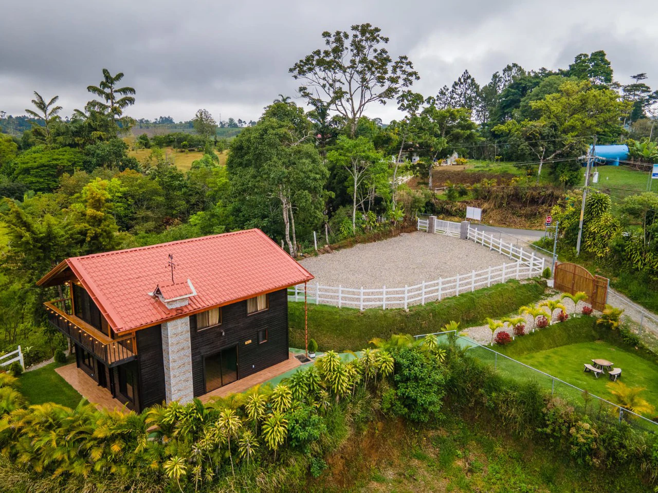 Two-Story Cozy Cabin in Agua Buena, San Vito - Gallery image 2