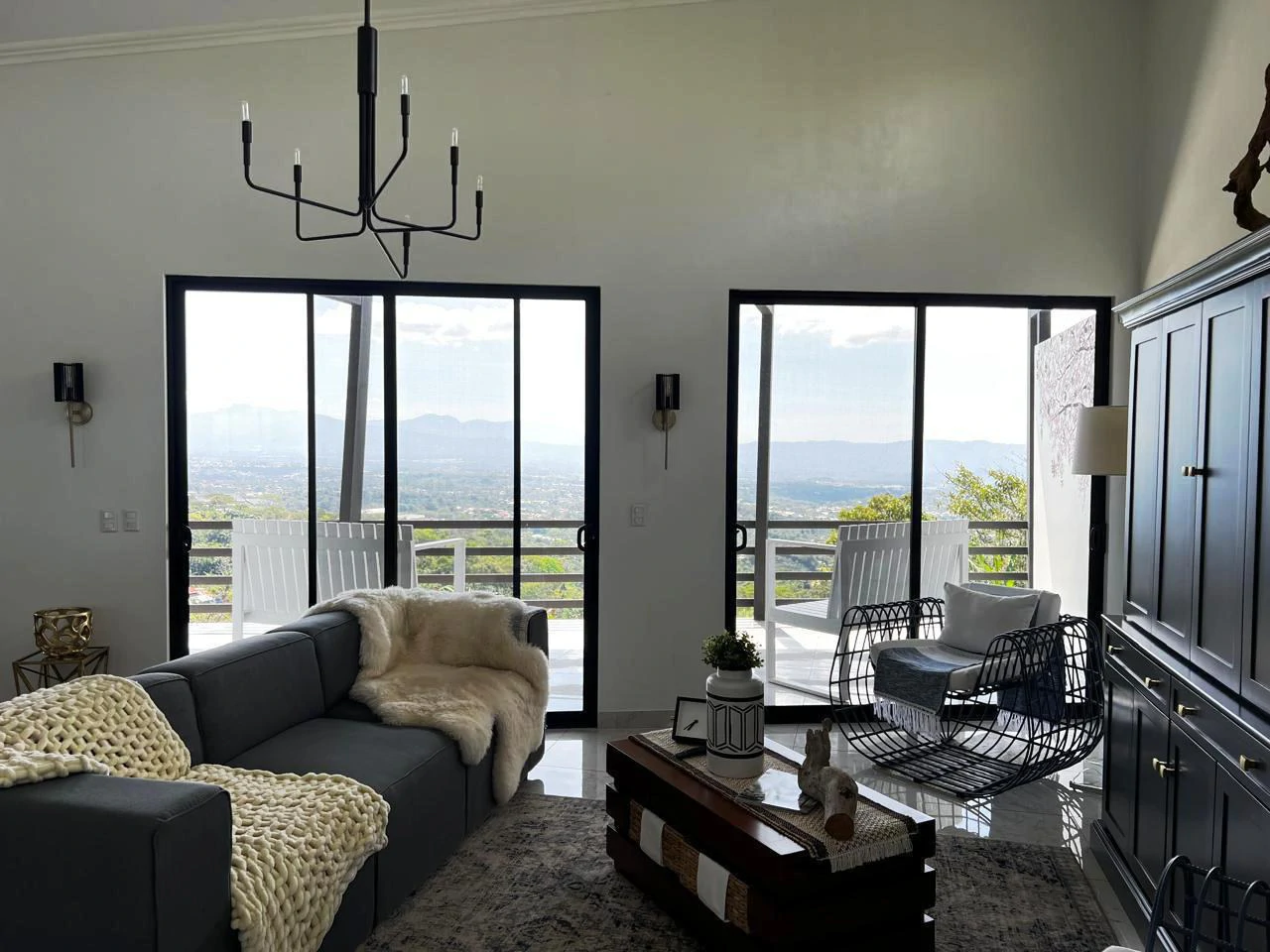 Hillside Living With Views!: Modern 3 bedroom home...Million Dollar Views! - Gallery image 4