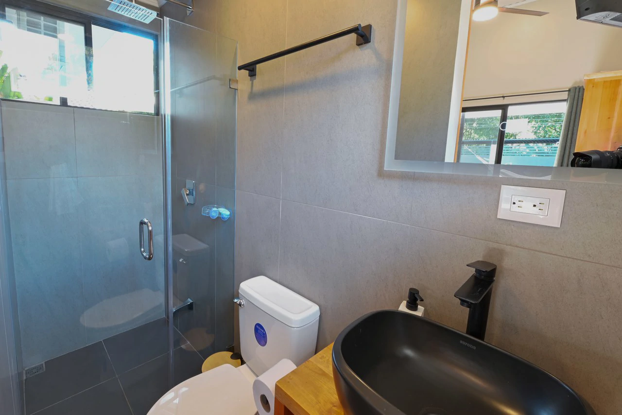 Modern Coastal Luxury: New 3-Bedroom Home Steps from South Pacific Beach: Near the Coast House For Sale in Uvita - Gallery image 14