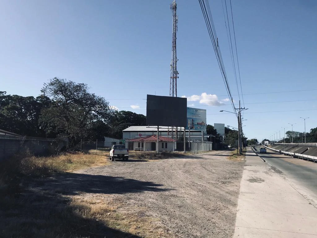 Large Commercial House, in front of Inter-American Highway and Mall in Liberia - Gallery image 25