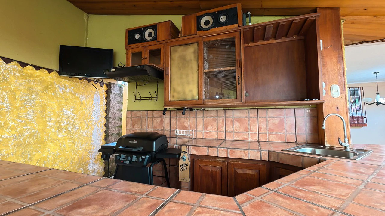 HOUSE FOR SALE, LOCATED IN THE CENTER OF PEREZ ZELEDON: Elegant and spacious turnkey house for sale in the center of Perez Zeledon - Gallery image 6