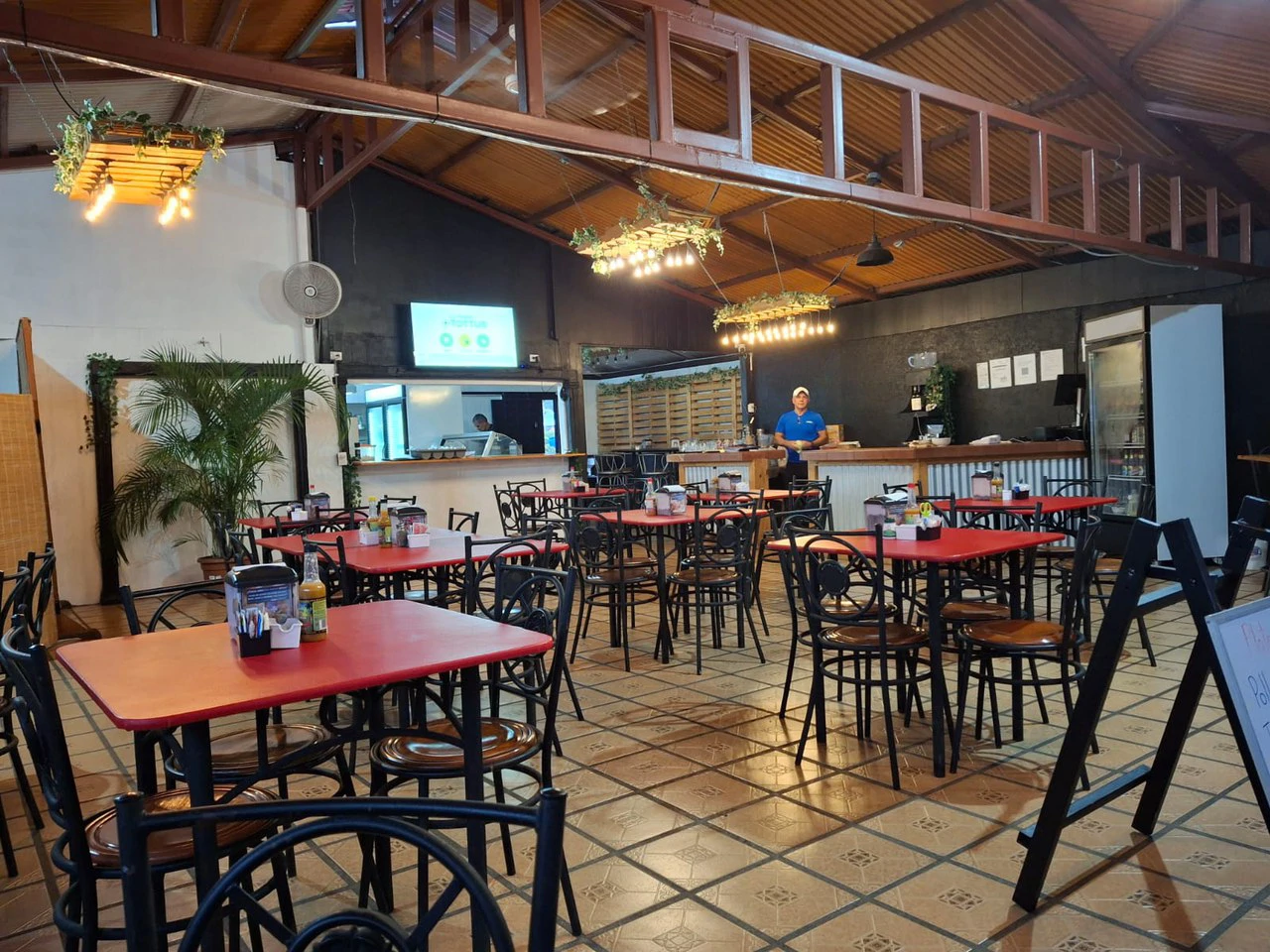 Commercial Corner: 241 m2 on High Traffic Road - Gallery image 3