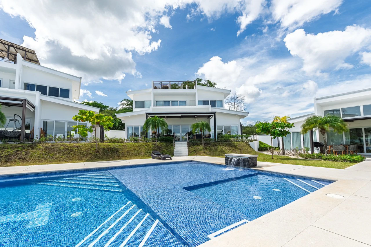 C5 Enclave: Premium Furnished 5-Bedroom Retreat Near Playa Avellanas - Gallery image 2