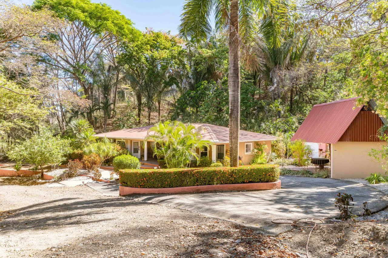 Casa Sereno: A Spacious Retreat Just Minutes From Town - photo 2