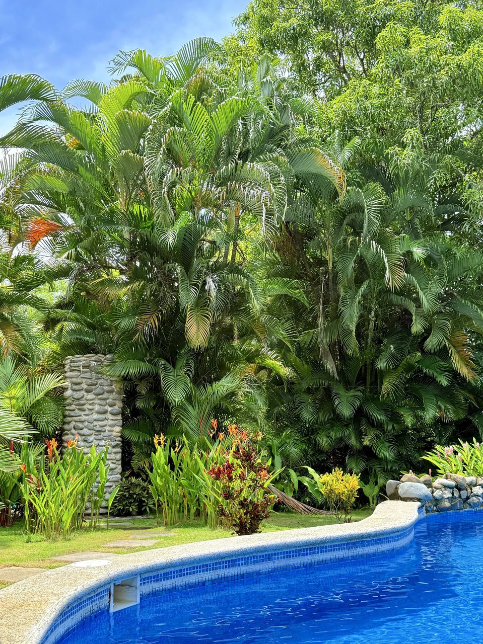 Tropical Villa 519: $629,950 USD Gated Los Delfines Golf & Country Club Beachfront Village. 5 min walk to Swimming beach in Bahia Ballena on the Southern Nicoya Penisula - Gallery image 15