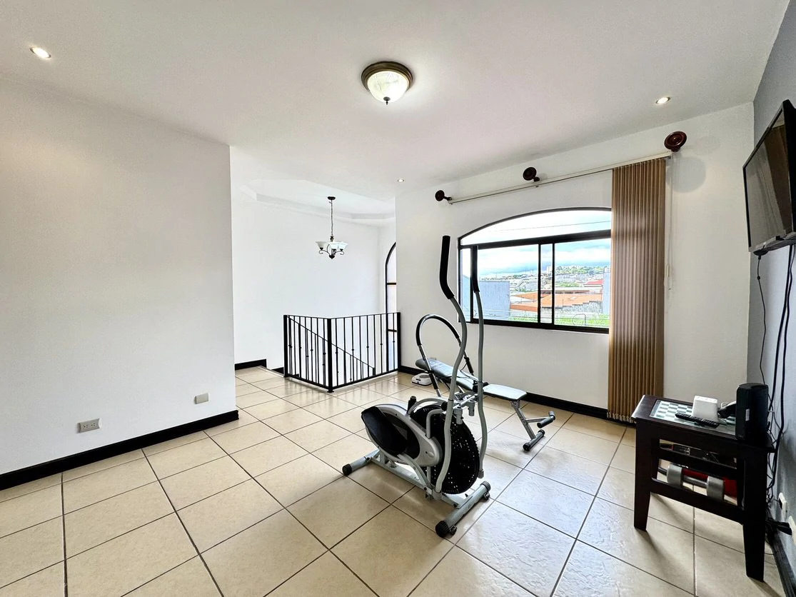 Residencial Los Crotos: Spacious 100% Concrete Home for Sale San Pablo de Heredia - Gallery image 12