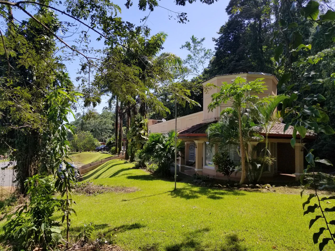 Solid investment in Limón: Consolidated commercial property in Siquirres: Mixed Use Building For Sale in Siquirres