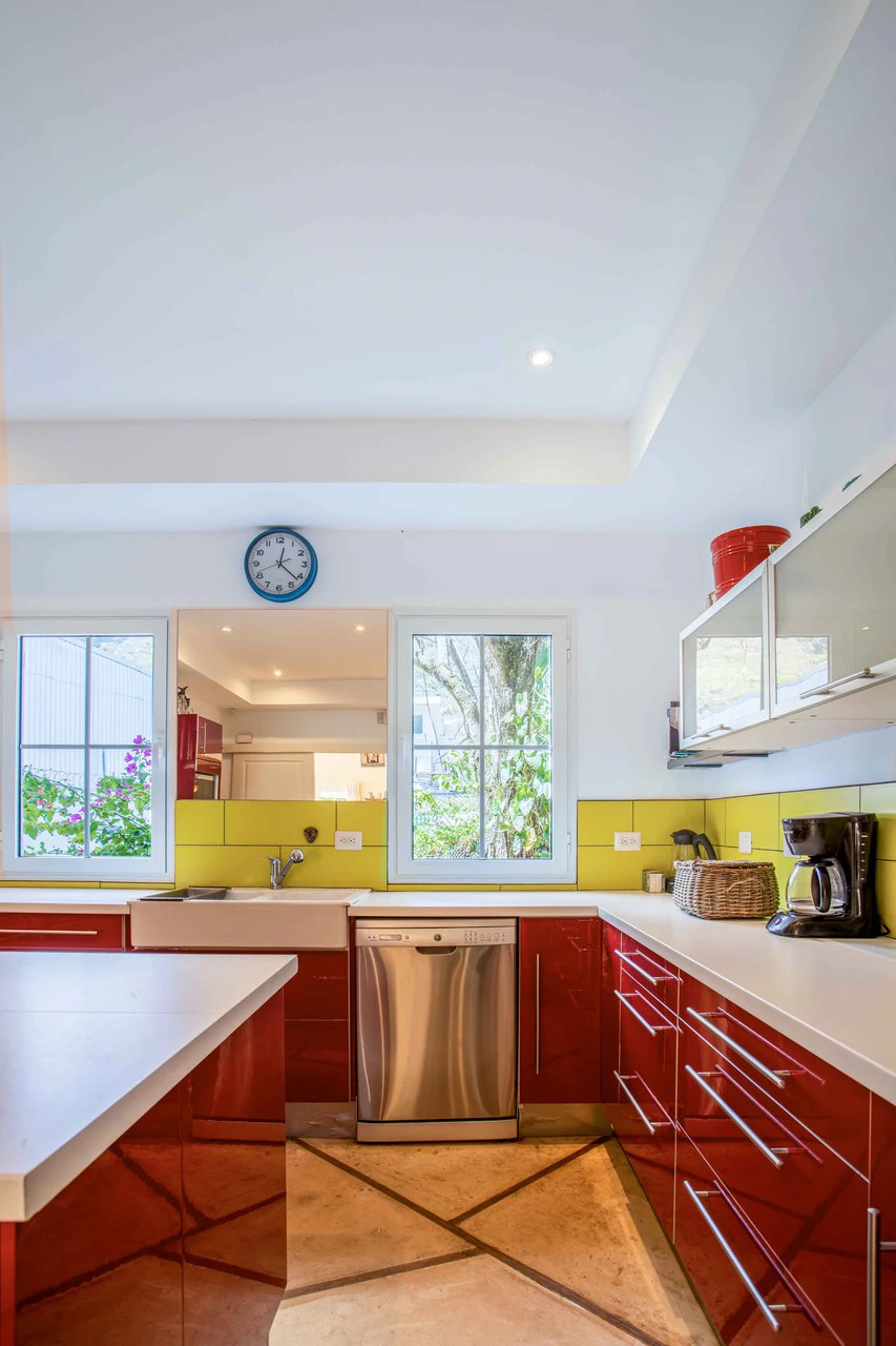 LUXURY PROPERTY HOUSE AND 5 APARTMENT SANTA ANA: Incredible property to live or invest. Ideal for single space. . This beautiful property measures 4857 m2 of lot with a street front of 23m2 and 432 m2 - Gallery image 13