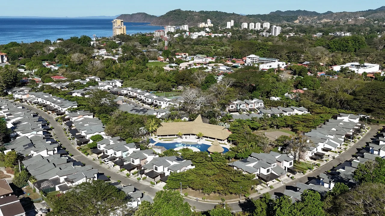 Unique Oversized Lot Home in Ciudad del Mar with 4 Covered Parking - Gallery image 35