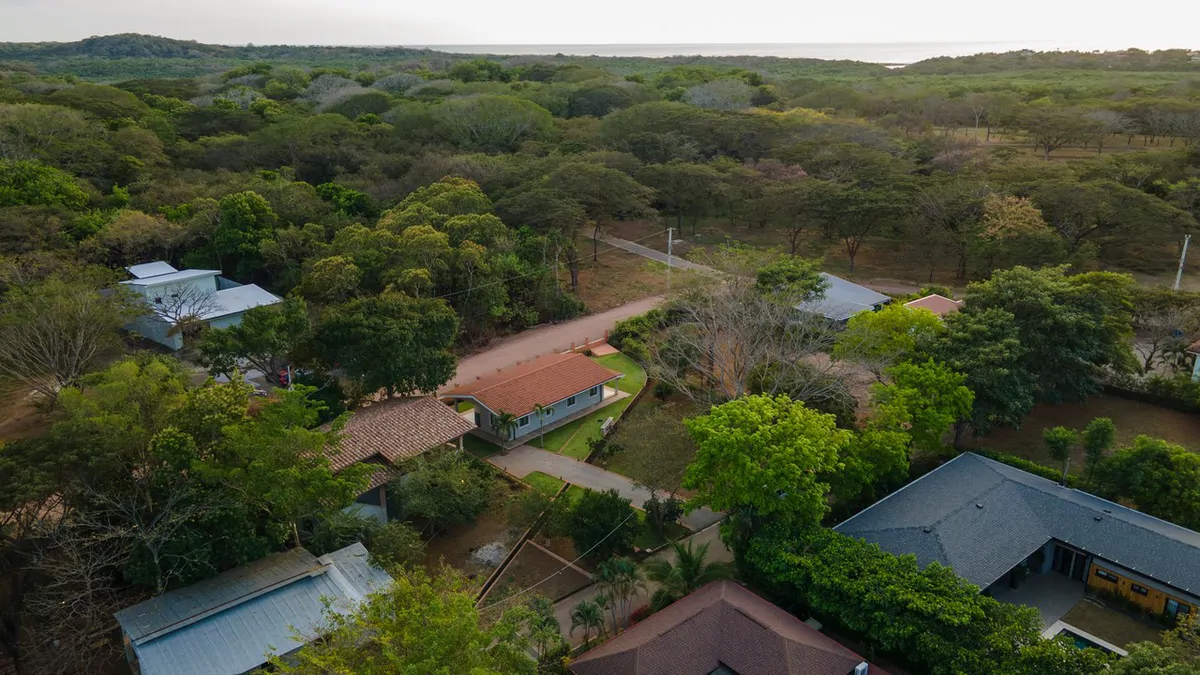 Private home in Tamarindo center: Family home inside "La Norma"