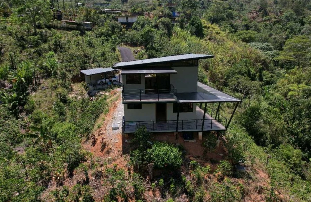 Modern Country House with Guest Cottage Amidst a Coffee Plantation in Perez Zeledon, Costa Rica - Gallery image 4