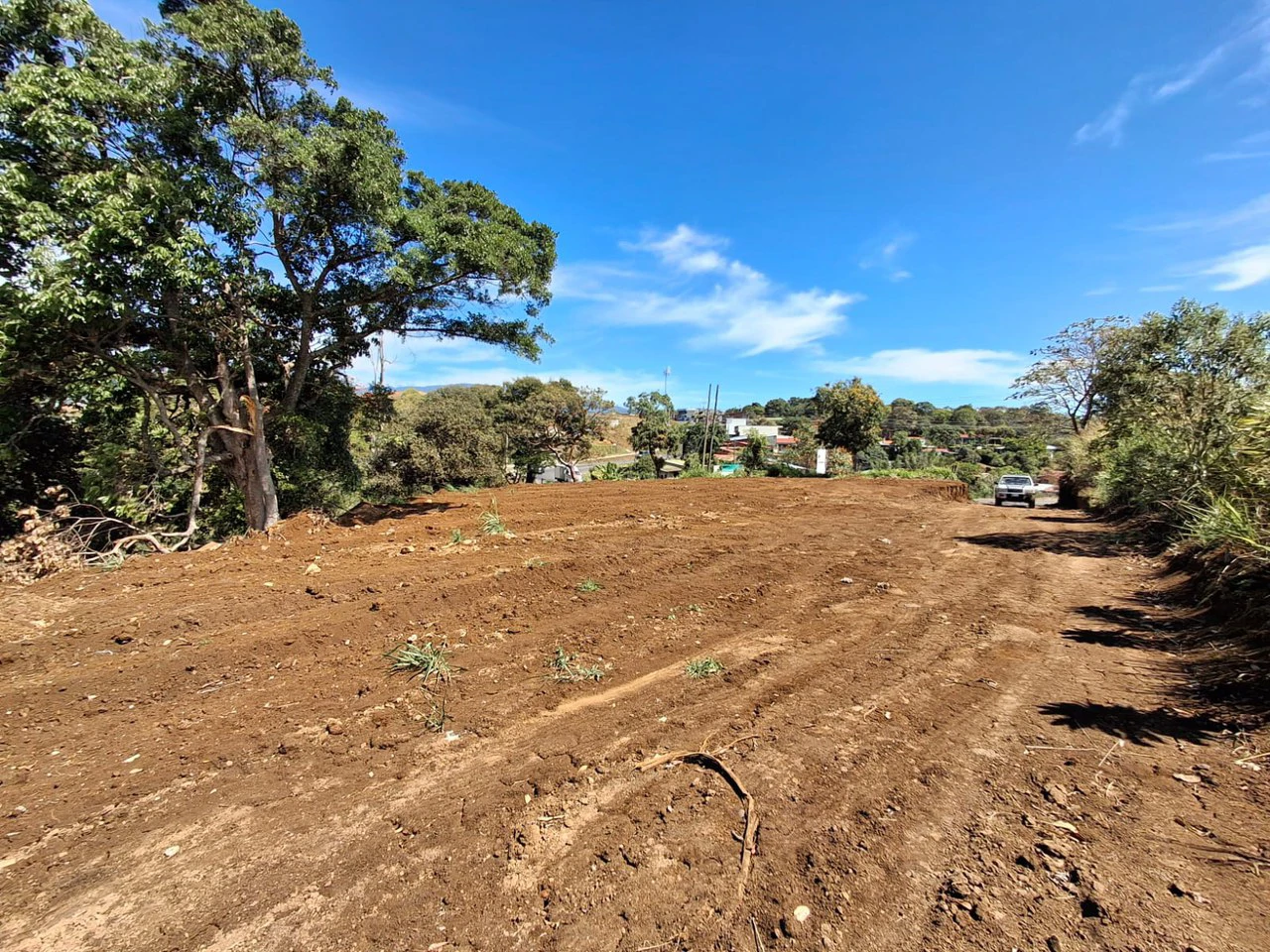 Location...Location...Location!: 2.500 m2 Commercial Property