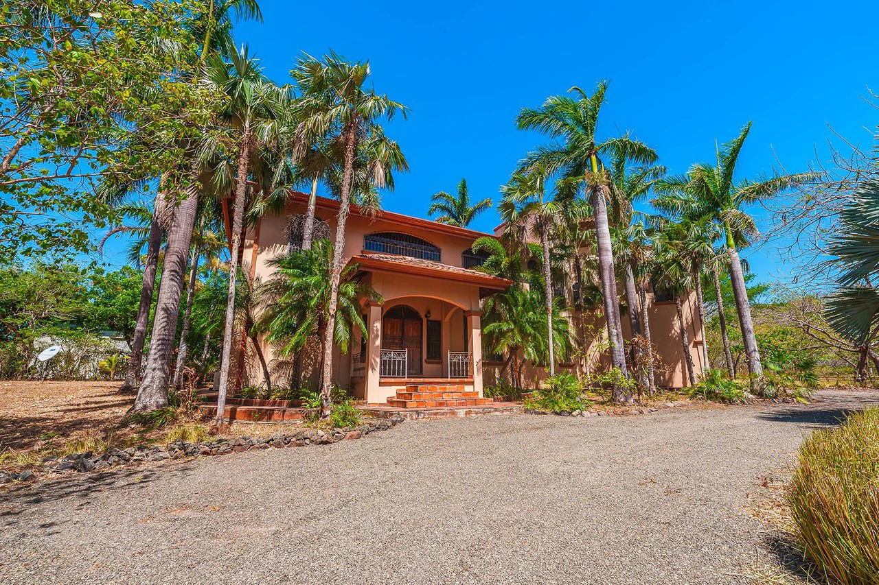 Casa Palacio: Elegant and Palatial 3BR in Gated Community - Gallery image 8