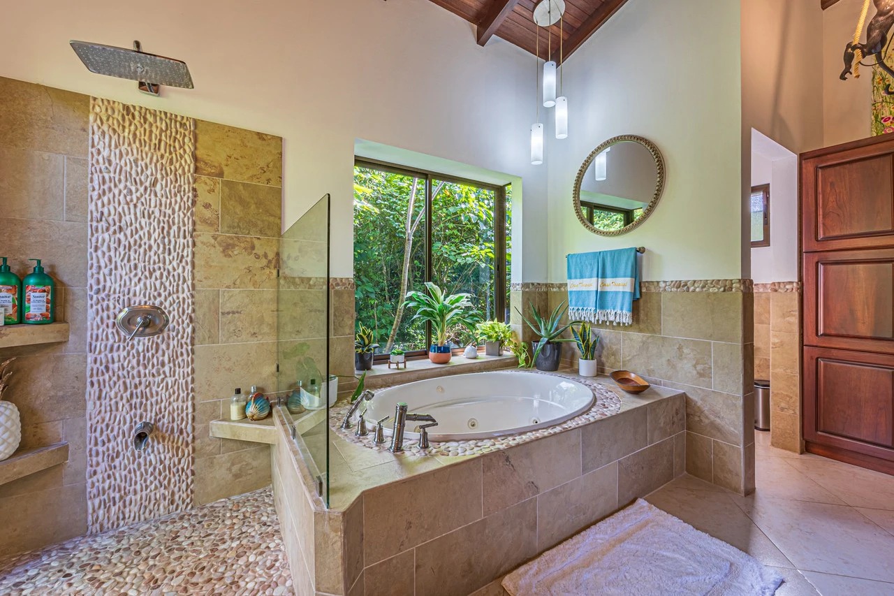 Luxurious Coastal Retreat with Ocean Views in Uvita, Costa Rica - Gallery image 25