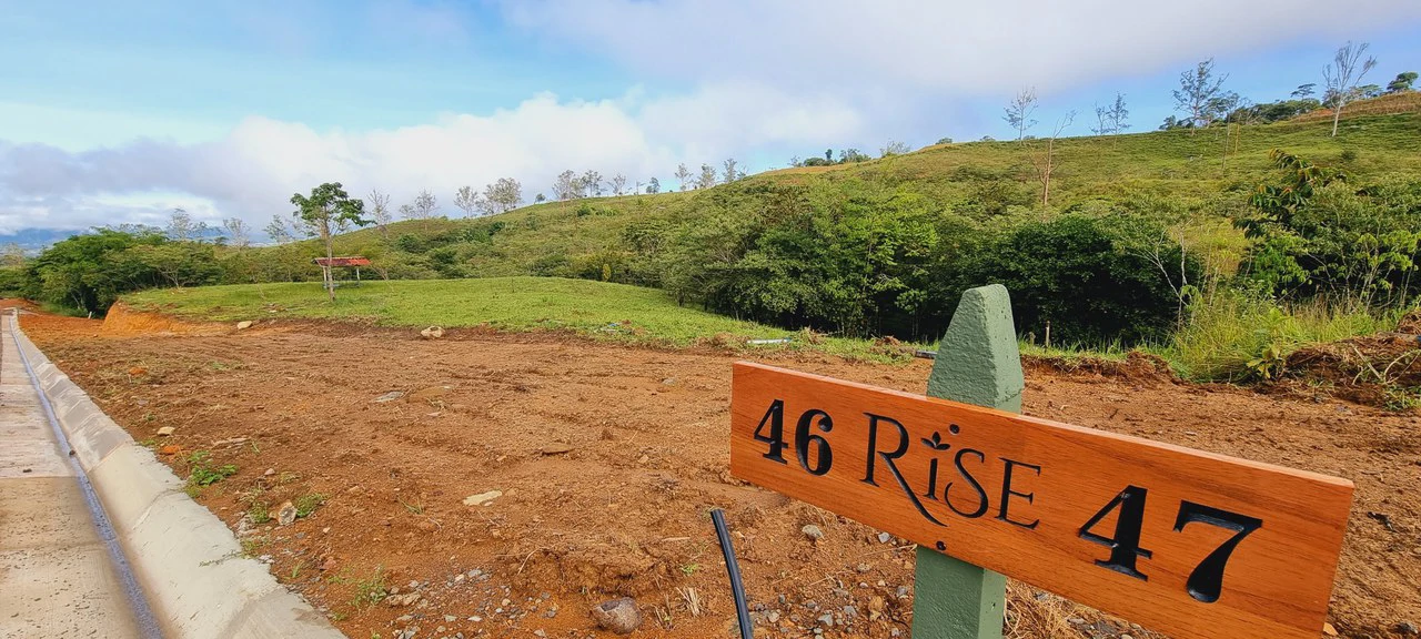 Lote 46 RISE: BEAUTIFUL 1.37-ACRE LOT WITH CREEK FOR SALE IN THE HEART OF THE RESIDENCIAL RISE, SANTA ELENA