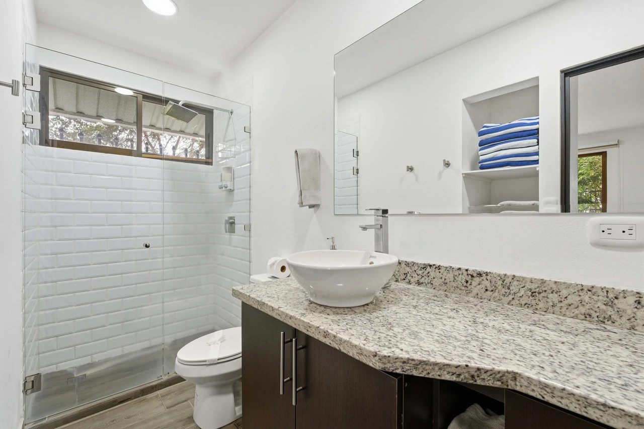 Three Mermaids: Beachfront 10-Bedroom Pod-Style Residence with Pool in Playa Flamingo - Gallery image 46