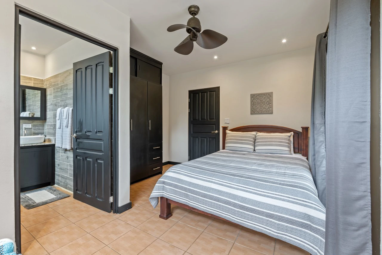 Laughing Gecko Suites: Beach Suites / Boutique Hotel For  Sale - Gallery image 23