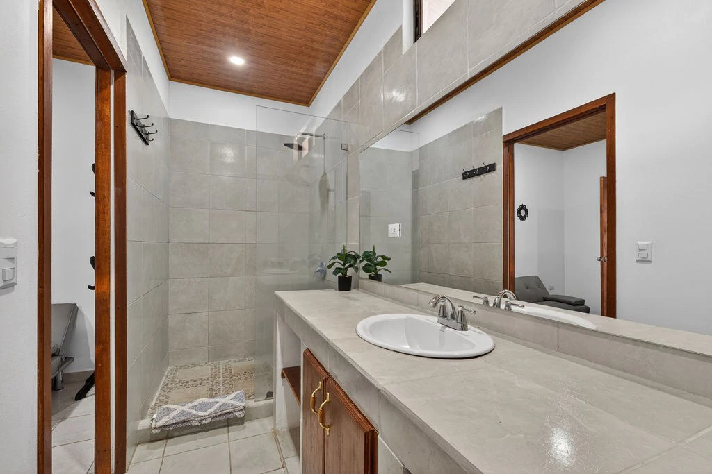 Villa Los Monos: High-Income 9-Unit Rental Property Near Playa Grande - Gallery image 21