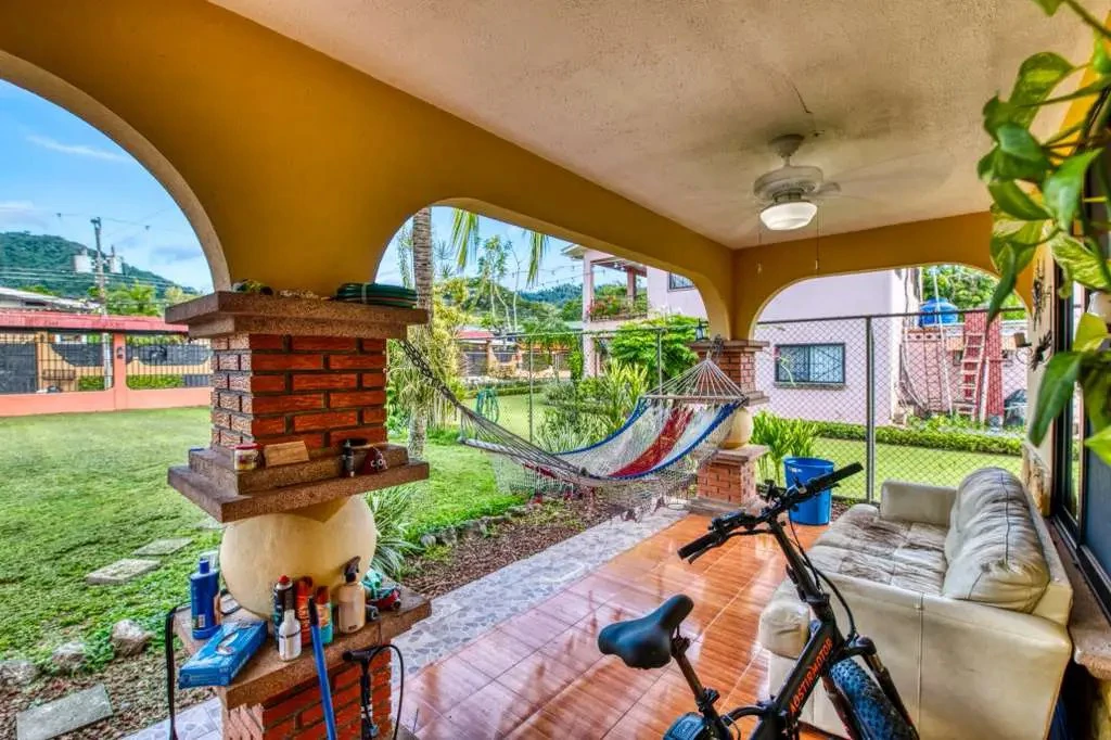 Discover this beautiful property in the heart of Jaco, a home built in the classic Costa Rican style - Gallery image 7
