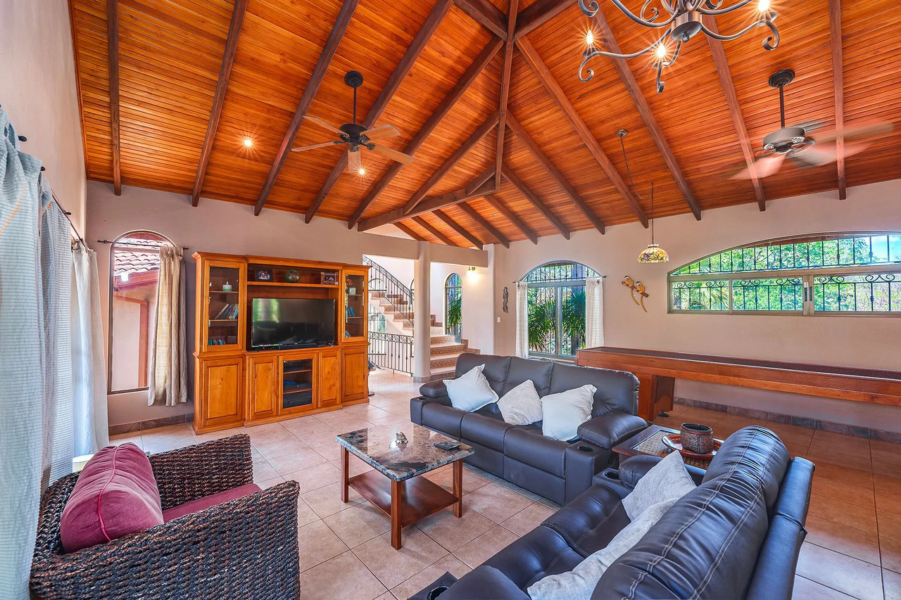Casa Palacio: Elegant and Palatial 3BR in Gated Community - Gallery image 22