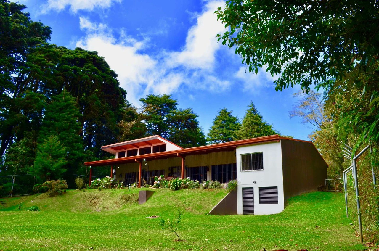 HOUSE IN TIROL HEREDIA: Leave surrounded by nature and peace