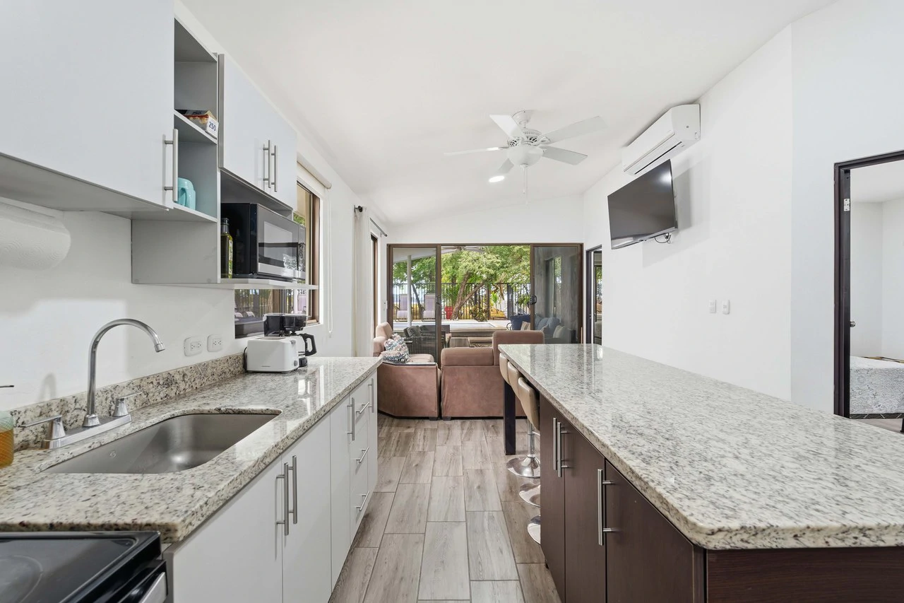 Three Mermaids: Beachfront 10-Bedroom Pod-Style Residence with Pool in Playa Flamingo - Gallery image 40