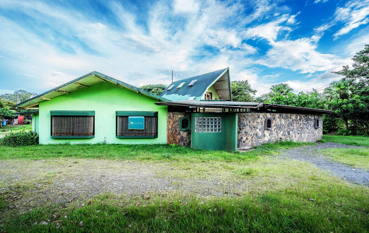 Five Corners Business Hub: Prime location on the main road surrounding Lake Arenal.. Commercial Potential ! - Gallery image 4