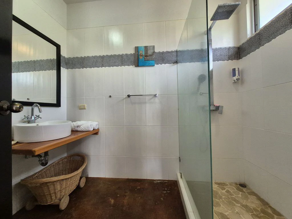 Casa Del Toro: Charm and Serenity in the Hills of Hojancha – 5-Bedroom House with Pool and Bungalow - Gallery image 25