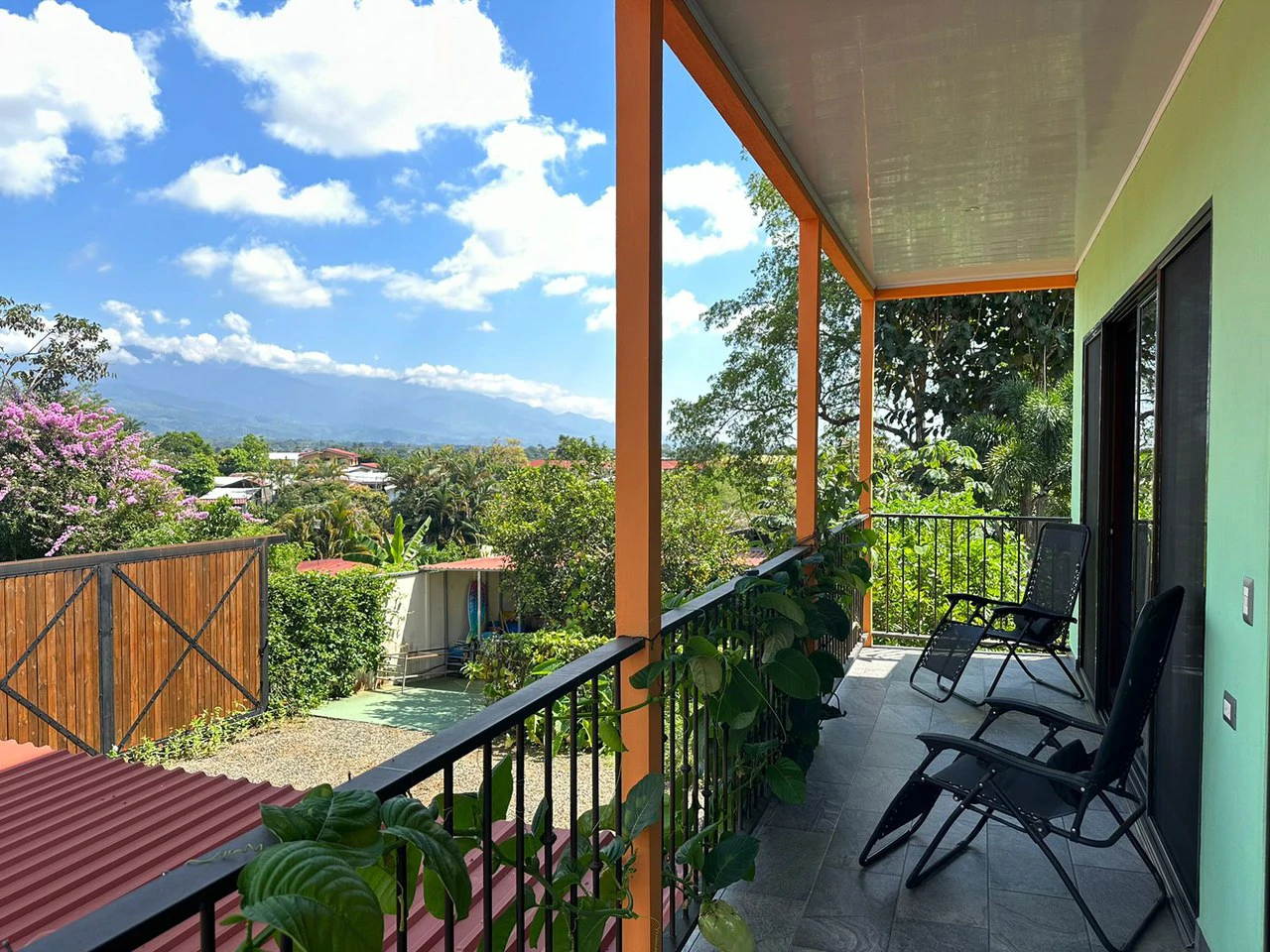 Charming 3-Bedroom Home with Valley Views Near Chirripo