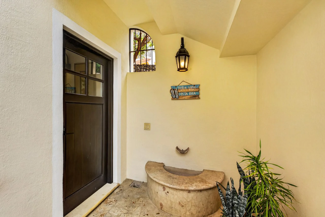 16 Avenida La Antigua: Renovated Turn- Key Living in the Heart of Las Catalinas - Gallery image 22