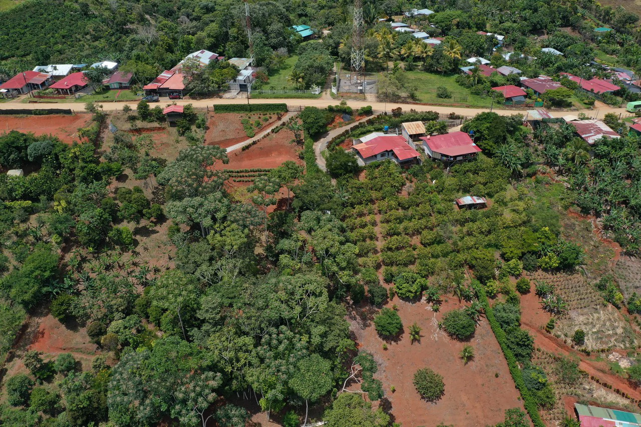 Prime 40,000 Sq. Ft. Building Lot with Mountain & Valley Views in Pérez Zeledón - Gallery image 2