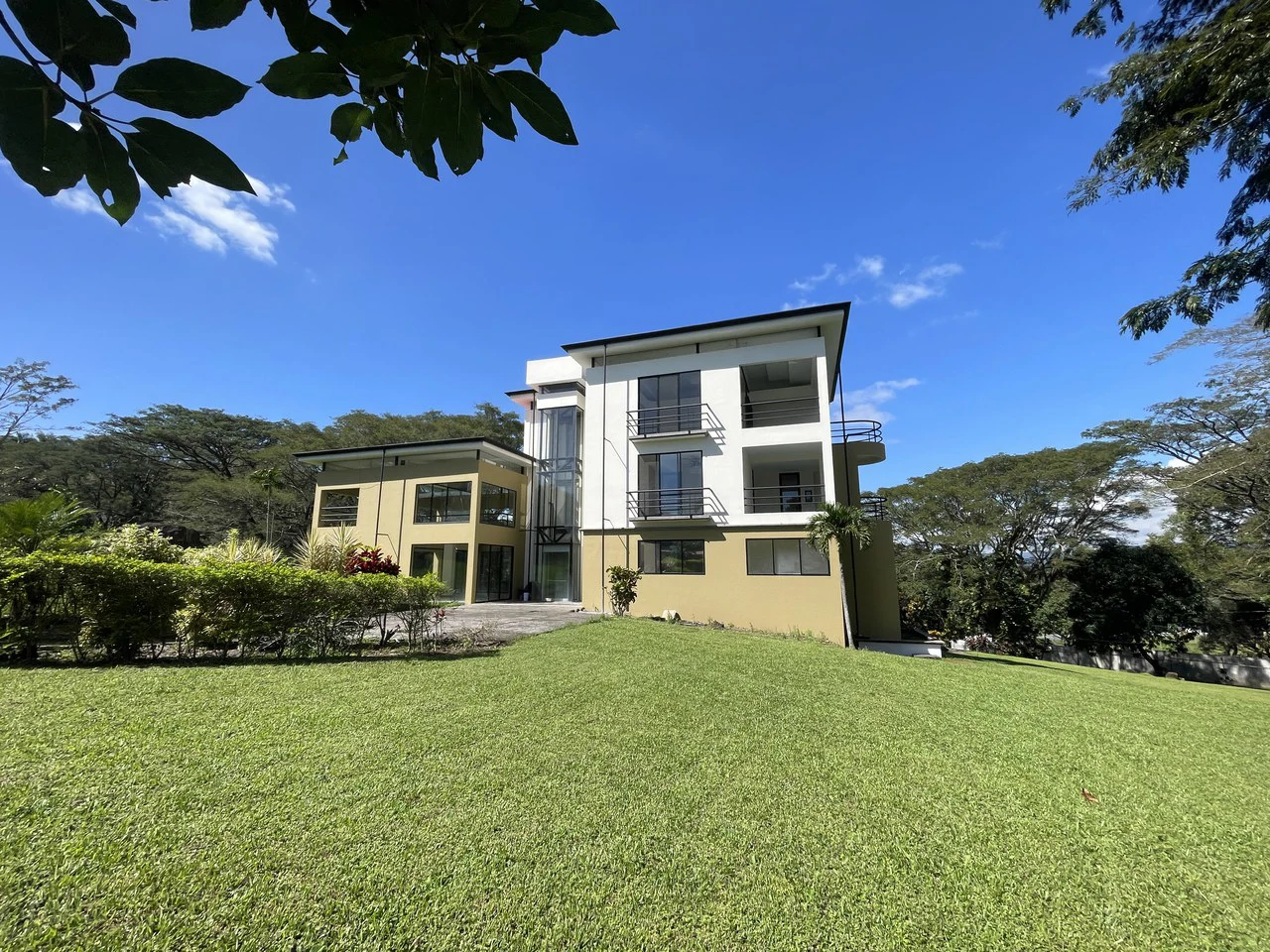 La Garia 3 floors modern: Magnificent Luxury Estate with Gardens in La Garita, Alajuela