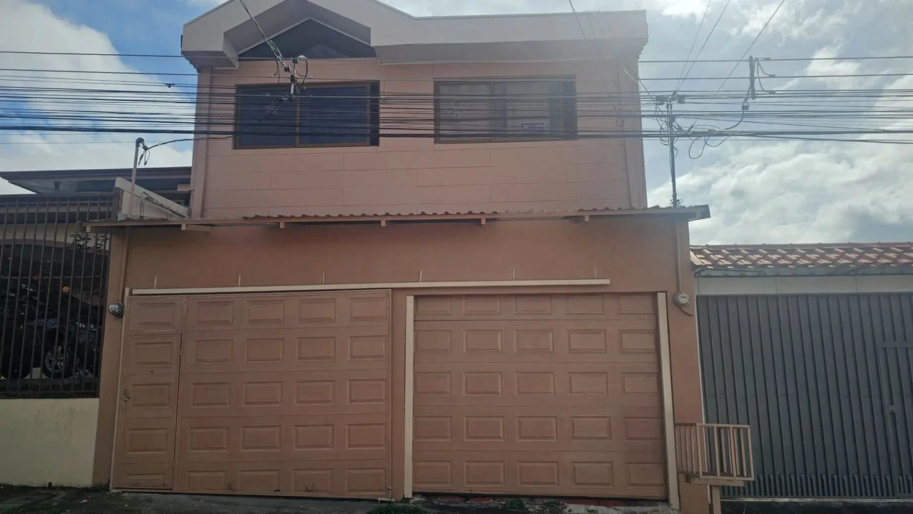 Spacious 6-Bedroom Family Home in Residencial Saint Clare, Moravia - Gallery image 15