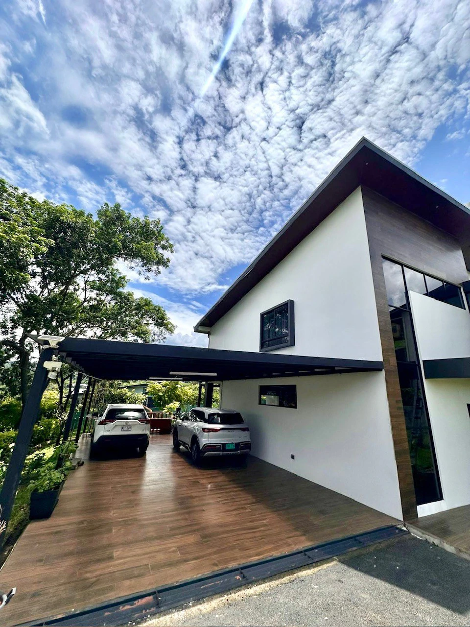 Casa 40 Grecia: Modern 4-BR Country Estate in Grecia | 4-Car Covered Garage, Solar Hot Water, First-Floor Bedroom & River Trails - Gallery image 2