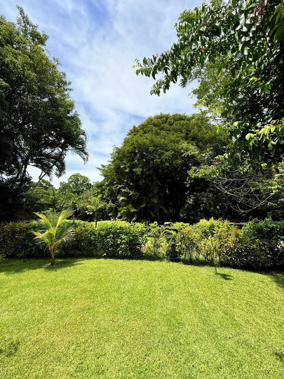 Tropical Villa 519: $629,950 USD Gated Los Delfines Golf & Country Club Beachfront Village. 5 min walk to Swimming beach in Bahia Ballena on the Southern Nicoya Penisula - Gallery image 16