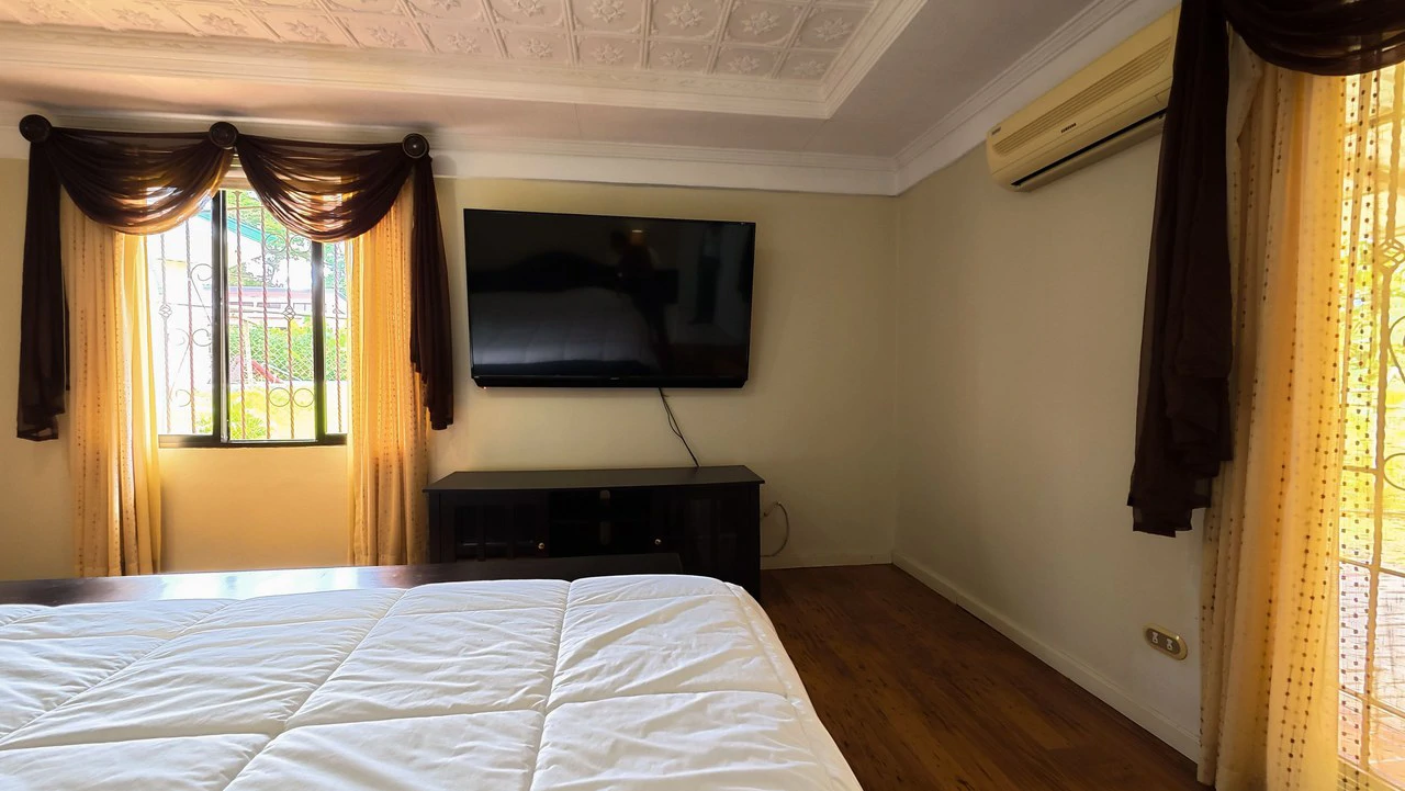 HOUSE FOR SALE, LOCATED IN THE CENTER OF PEREZ ZELEDON: Elegant and spacious turnkey house for sale in the center of Perez Zeledon - Gallery image 10