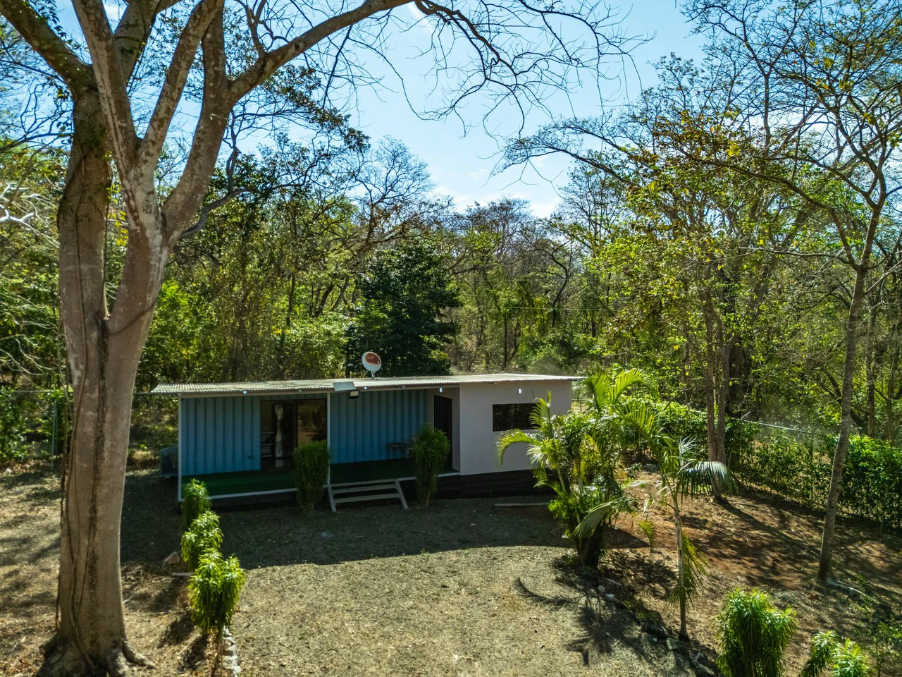 Casa Jungle: Jungle Lot with Container Home 10 min from the beach