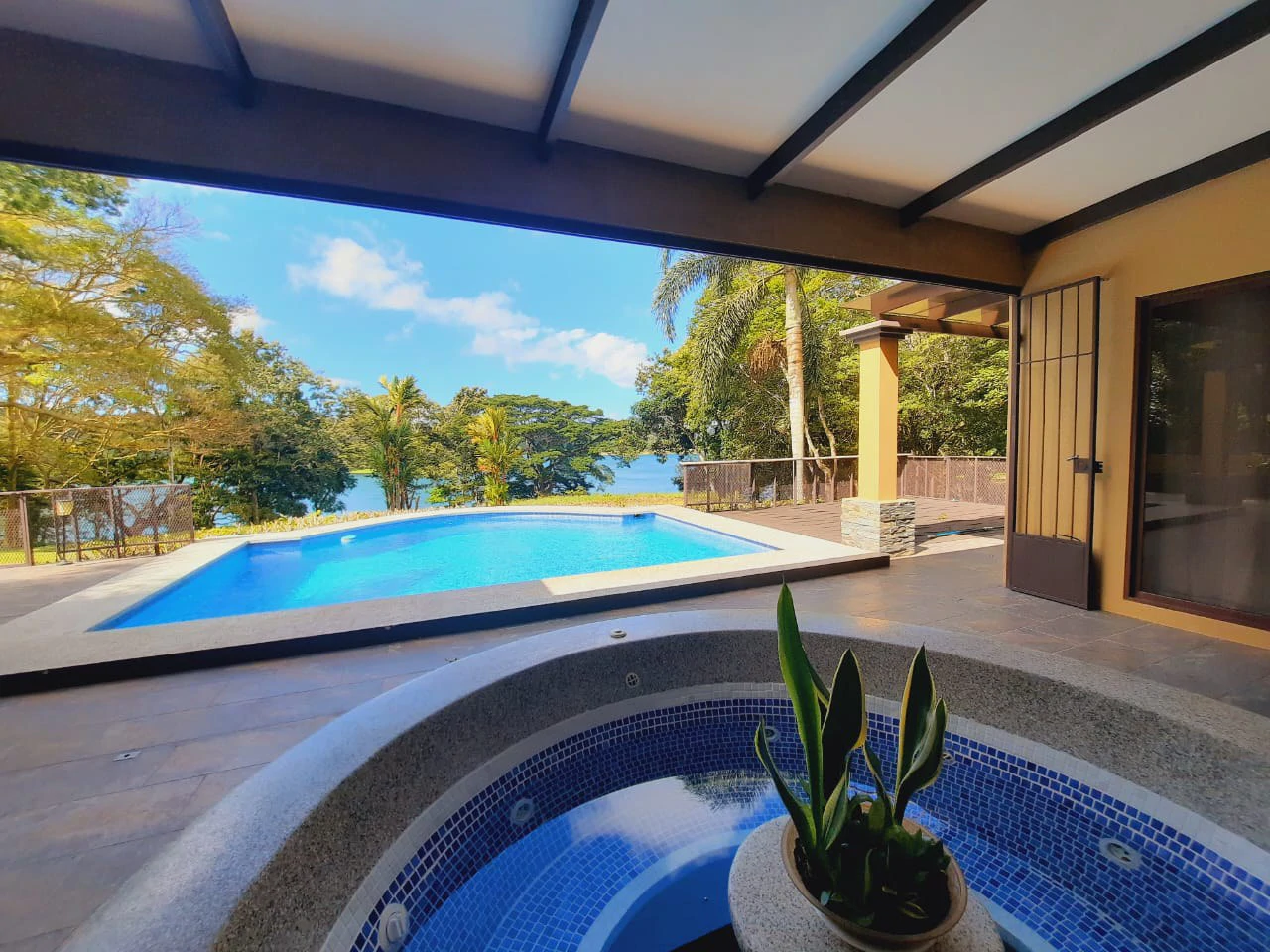 LA TOSCANA - Mediterranean Style Luxury Home on Lake Front Property. - Gallery image 35