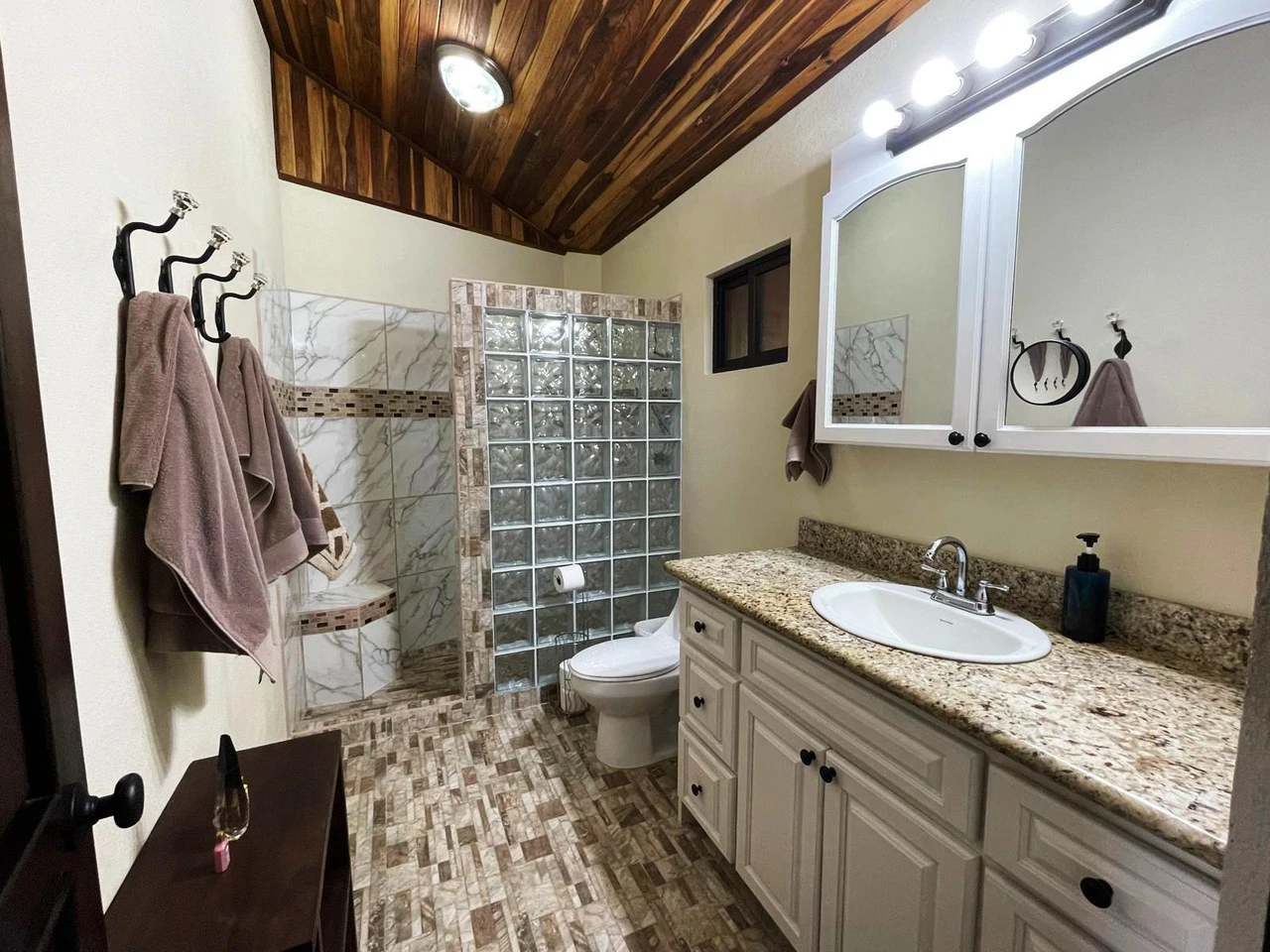 VILLA CANASOL : Lake View Home with Pool, Garage and Workshop - Gallery image 35