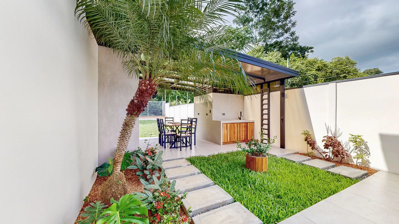 Brand New 3 bed, 2 Bath Home with creek and Jungle views. - Gallery image 2