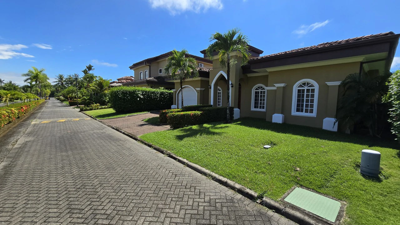 Casa Tropical: Best entry into highly sought after community! - Gallery image 2
