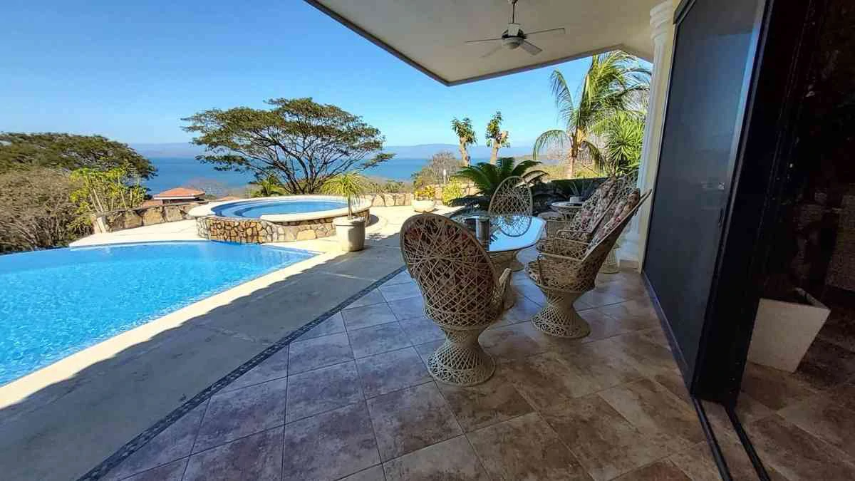 ID 4178: Elegant Coastal Villa with Infinity Pool and Lush Gardens - Gallery image 2