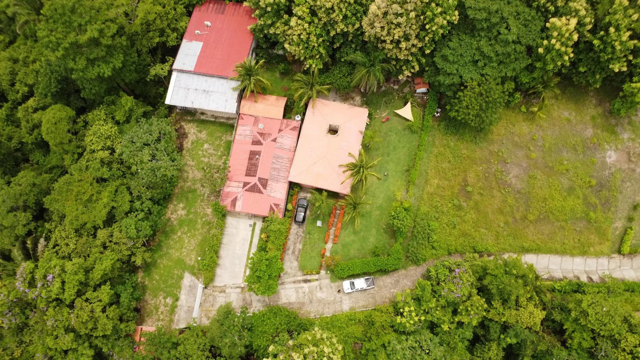 Private 3-Bedroom Home on a Double Lot Minutes from Sámara Beach - photo 4