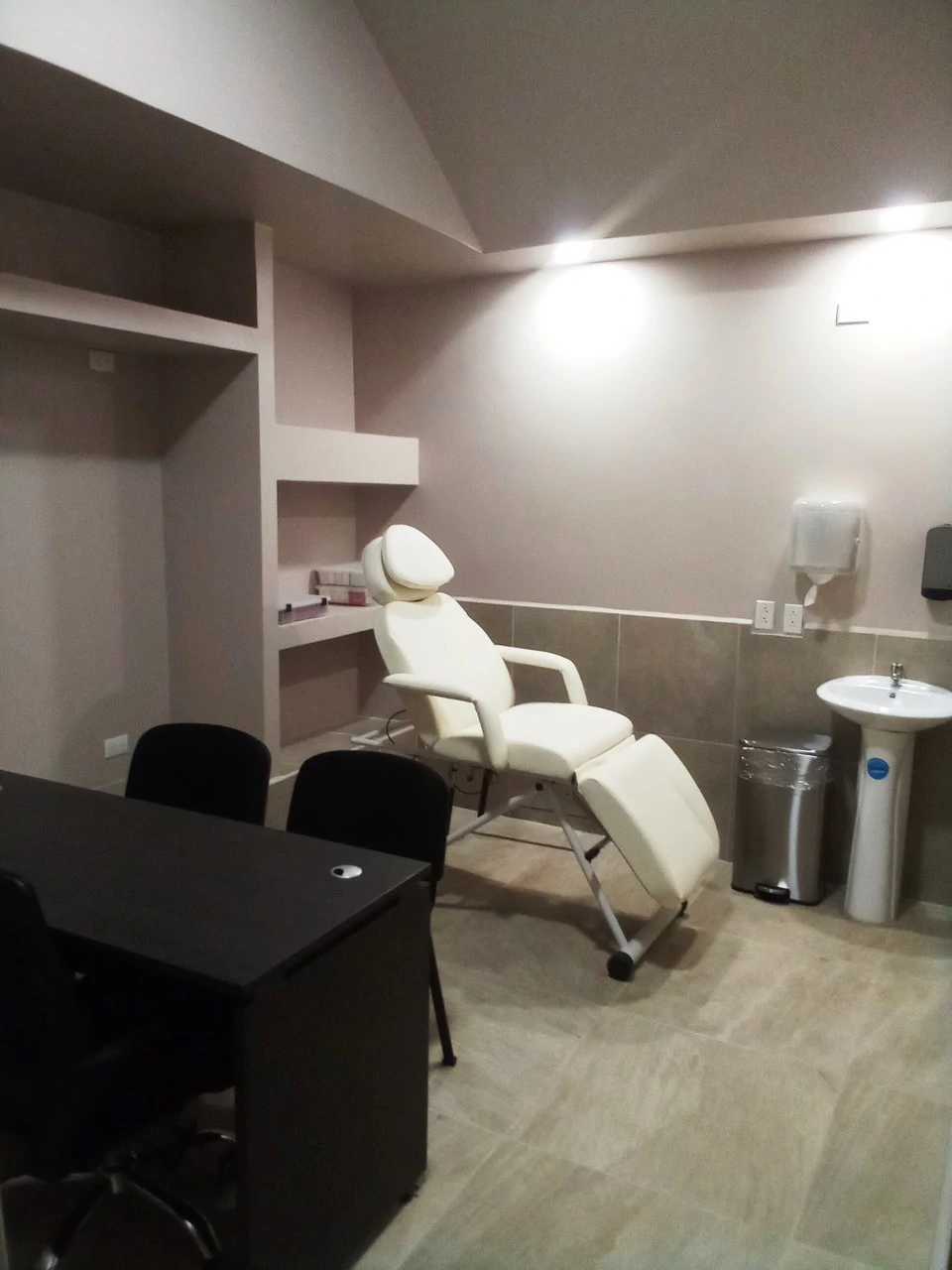 Hotel Opportunity!: HUGE PRICE DROP! Hotel & Medical Spa/Clinic in the heart of town! - Gallery image 17