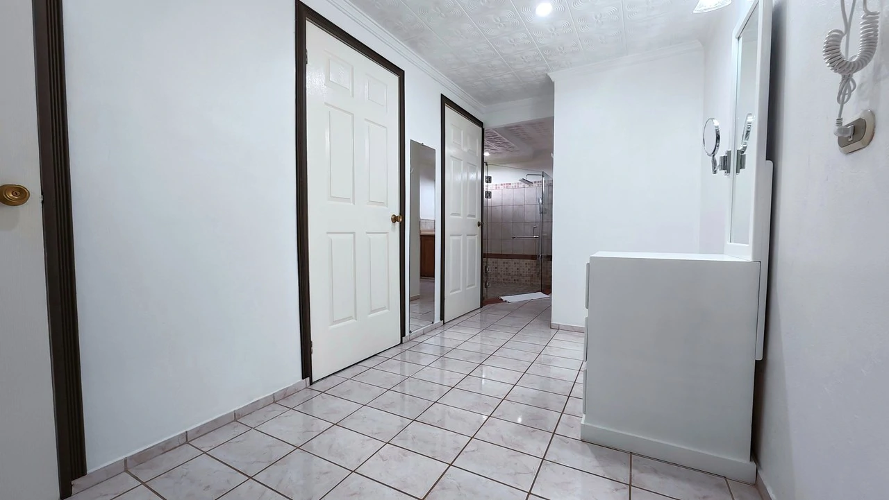 HOUSE FOR SALE, LOCATED IN THE CENTER OF PEREZ ZELEDON: Elegant and spacious turnkey house for sale in the center of Perez Zeledon - Gallery image 8
